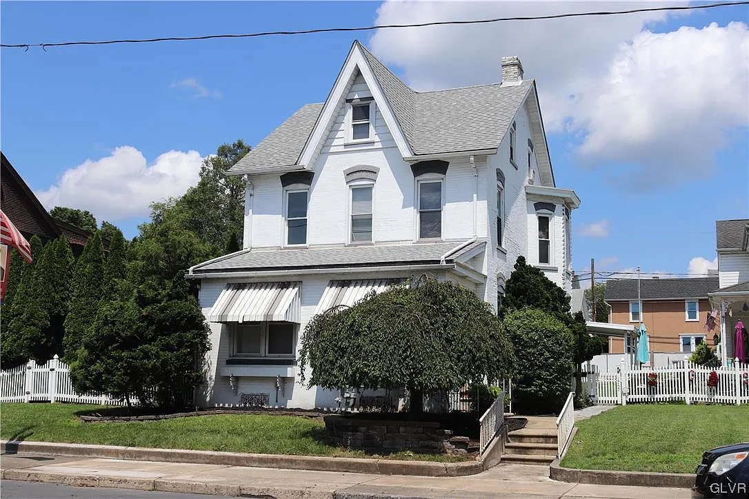 1757 Main St photo 1