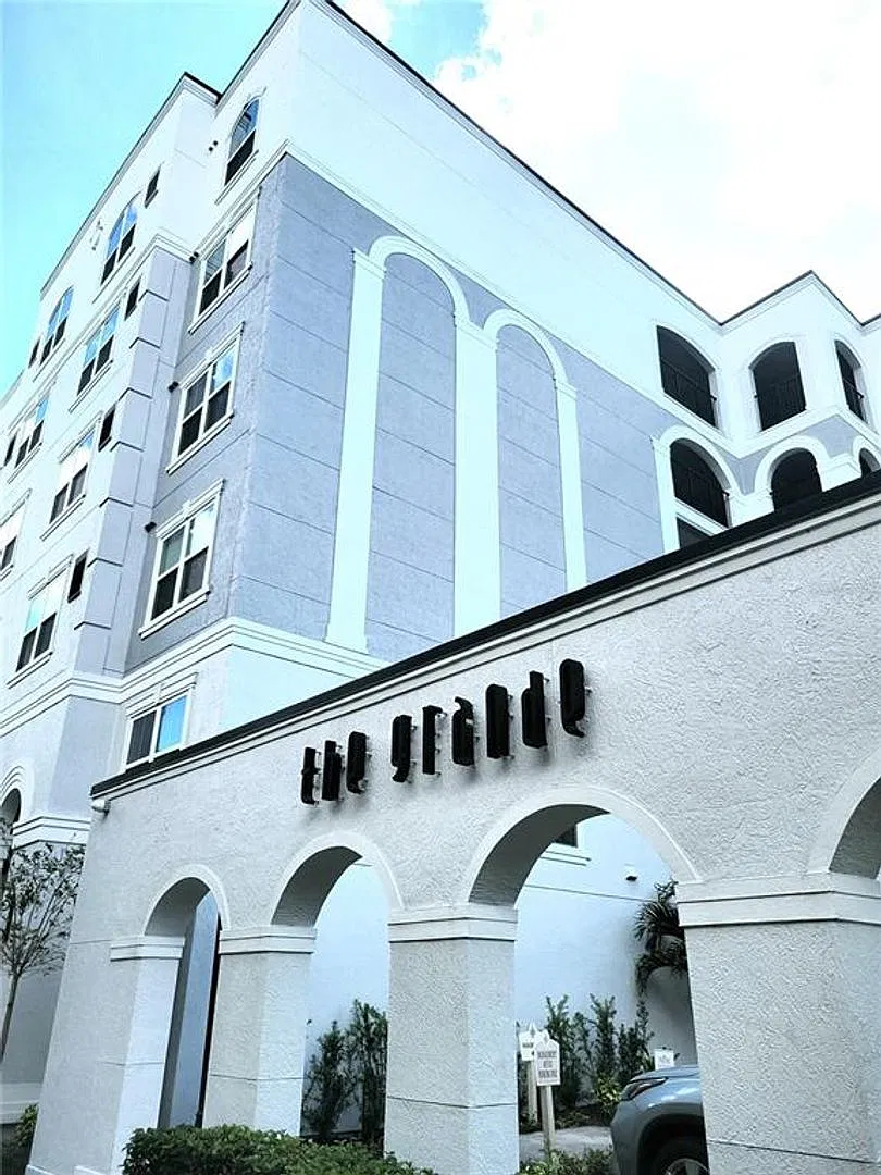 2brm Freshly Renovated Condo Downtown at The Grande — Photo 1