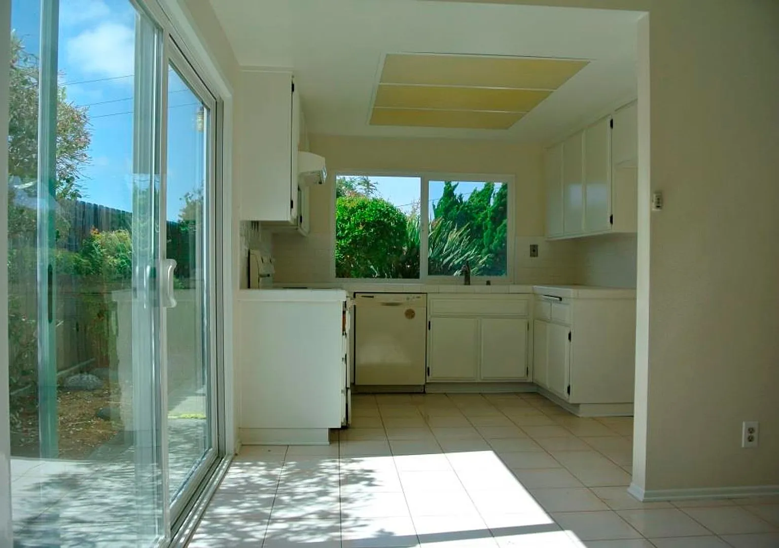 3Bed/2Bath with a Pool in Oceanside~ Navajo — Photo 3