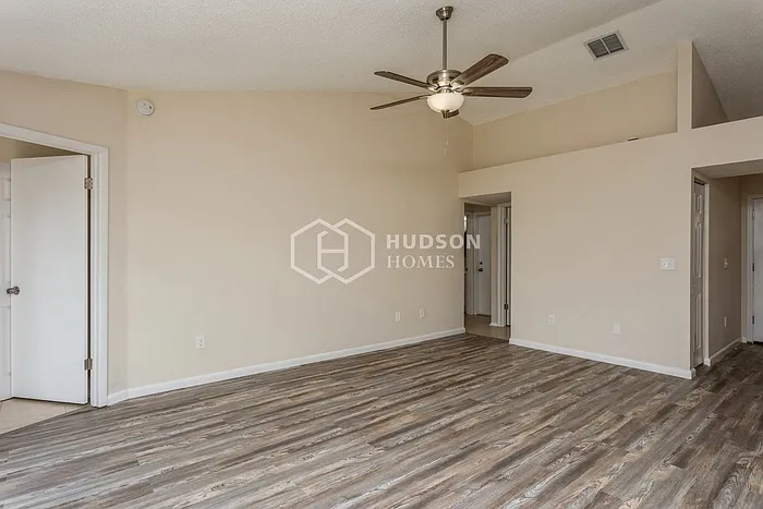 3 bed, 2.0 bath, 1226 sqft, $2,180 — Photo 3