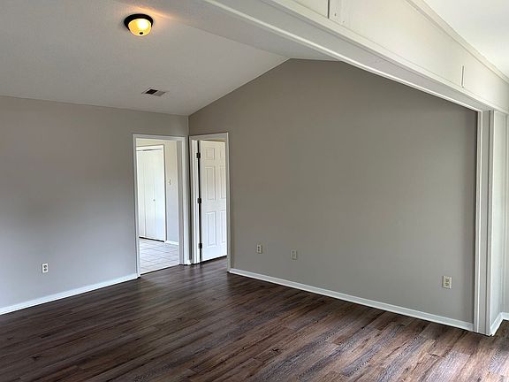 4th image of 3434 Laurelwood Dr