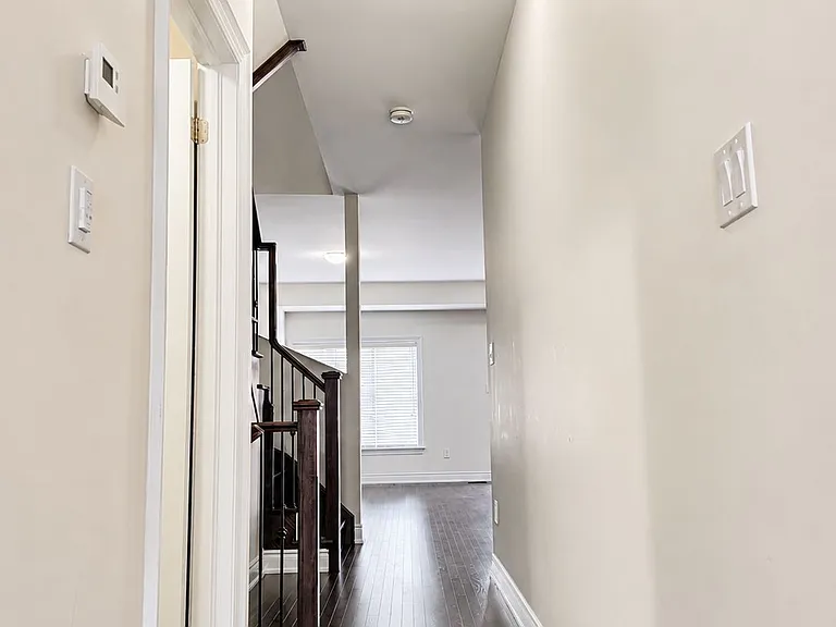 34 Arnold Cres — Photo 3