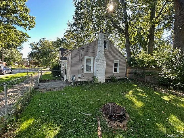 21751 Roslyn Rd — Photo 17