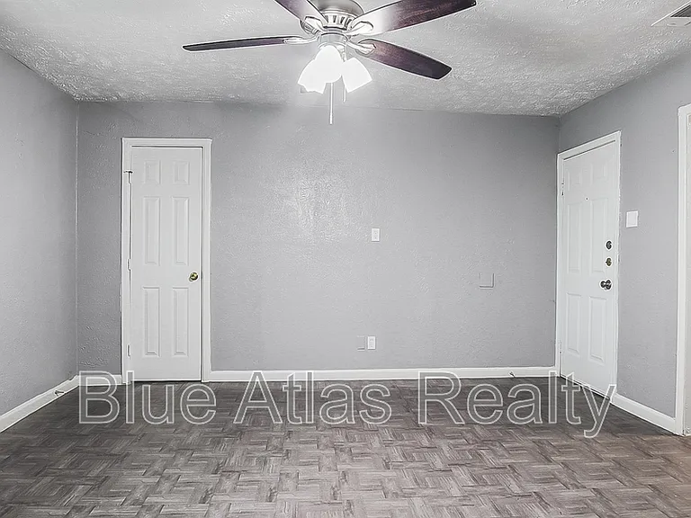2215 Riverview Dr #D — Photo 2