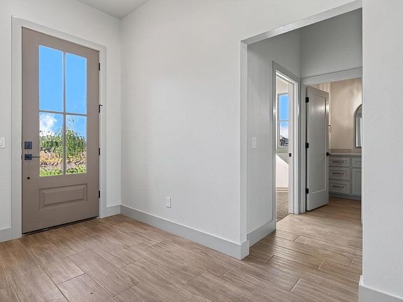4th image of 709 Manzano Dr