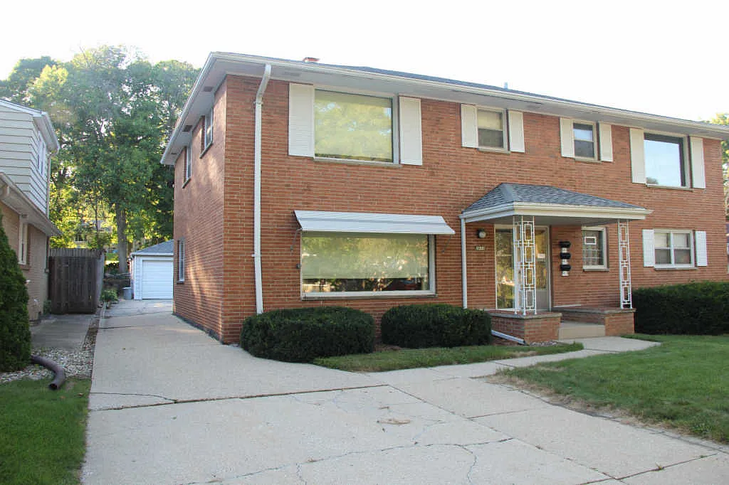 2613 S 51st St photo 1