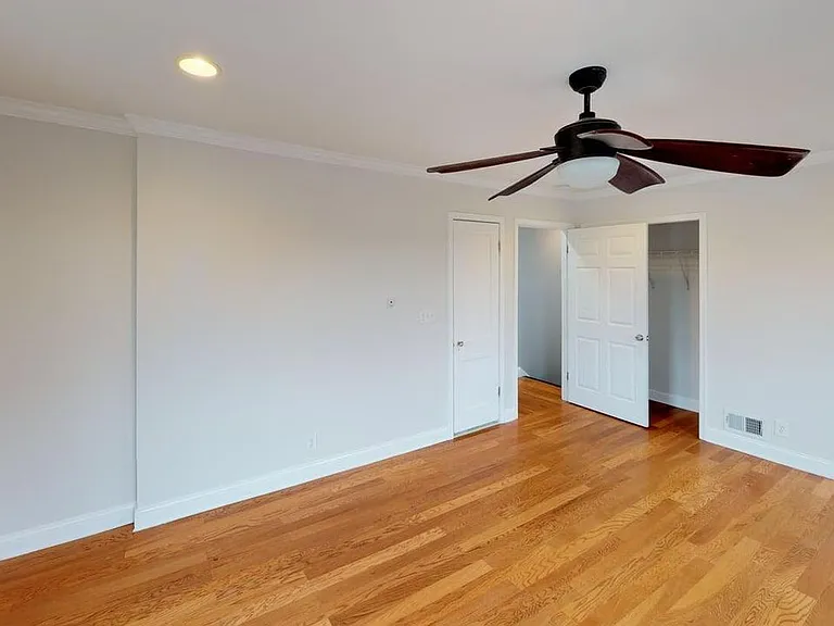 302 19th St NE — Photo 4