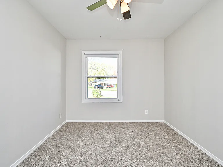 647 Bellaire Ct — Photo 17