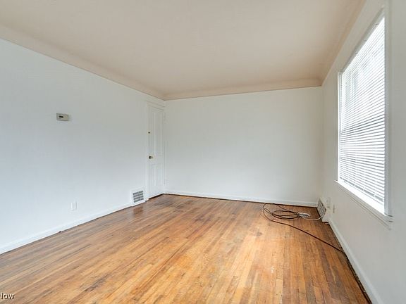 3rd image of 25230 Lake Shore Blvd