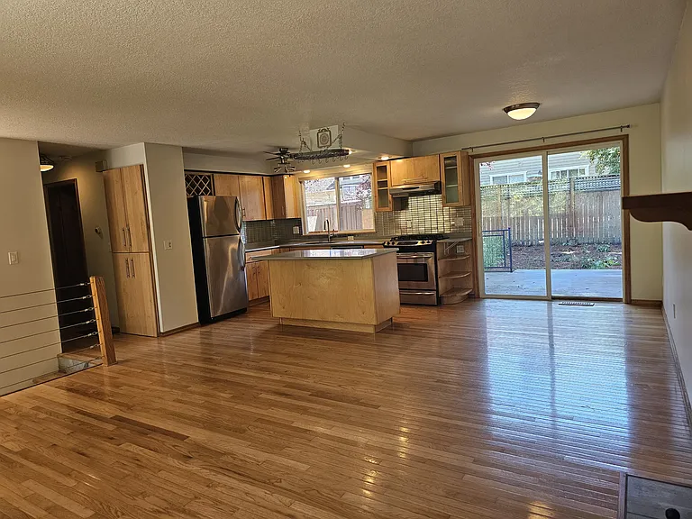 3016 SW Carolina St — Photo 16