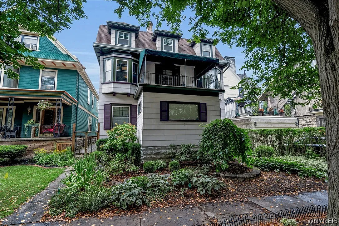 3 bed, 1.0 bath, 1450 sqft, $2,100 — Photo 2