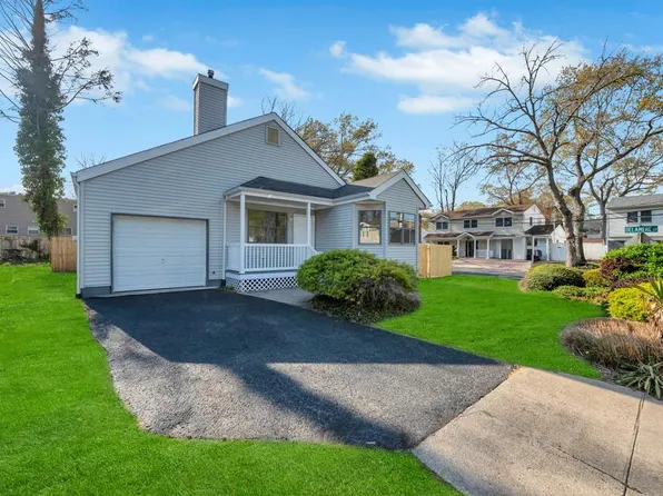 1 Sutton Place, Huntington, NY 11743