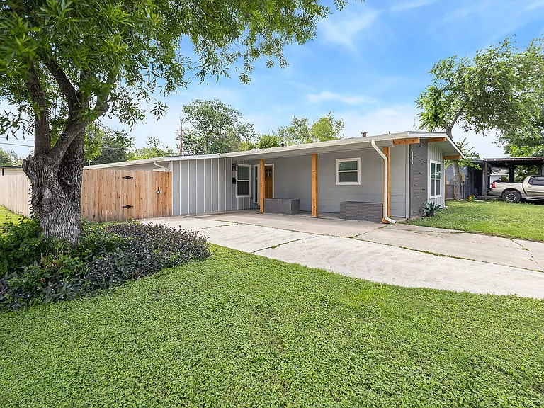 306 Westmoreland Dr — Photo 1