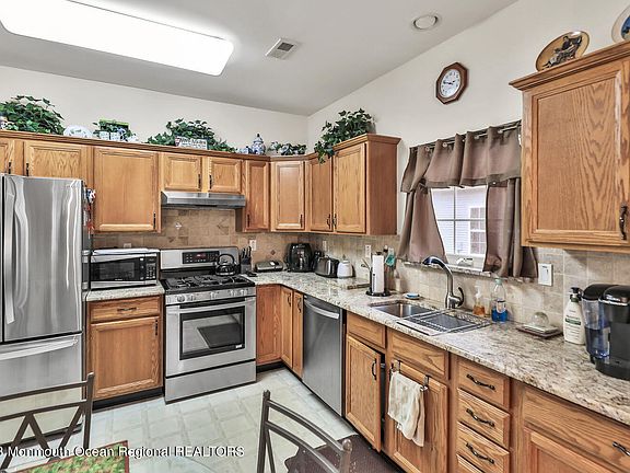 5th image of 6 Chaminox Court