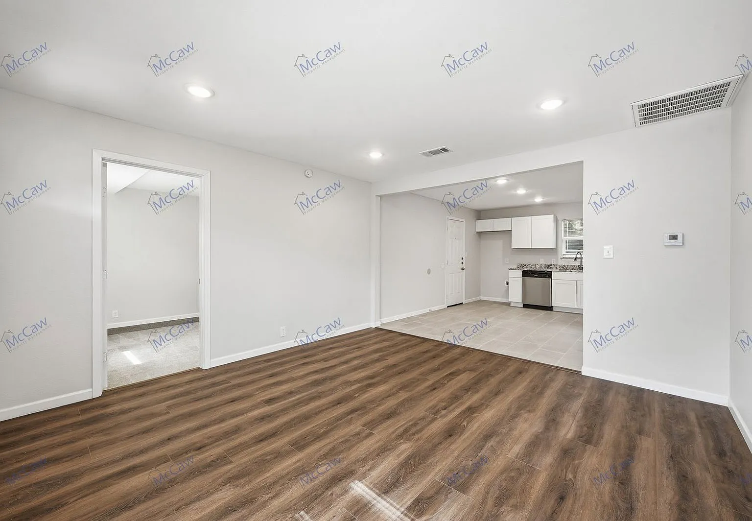 3 bed, 1.0 bath, 831 sqft, $1,600 — Photo 2