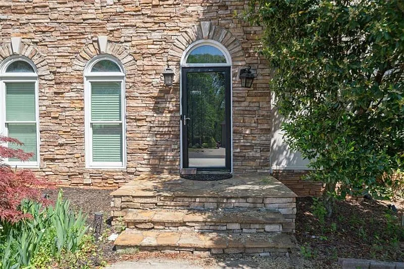 5 bed, 5.5 bath, 4986 sqft, $3,995 — Photo 2