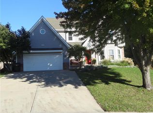 525 S Bittersweet Ln, Lansing, KS 66043
