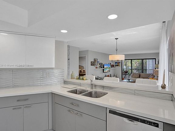 4th image of 520 SE 12th St APT 106