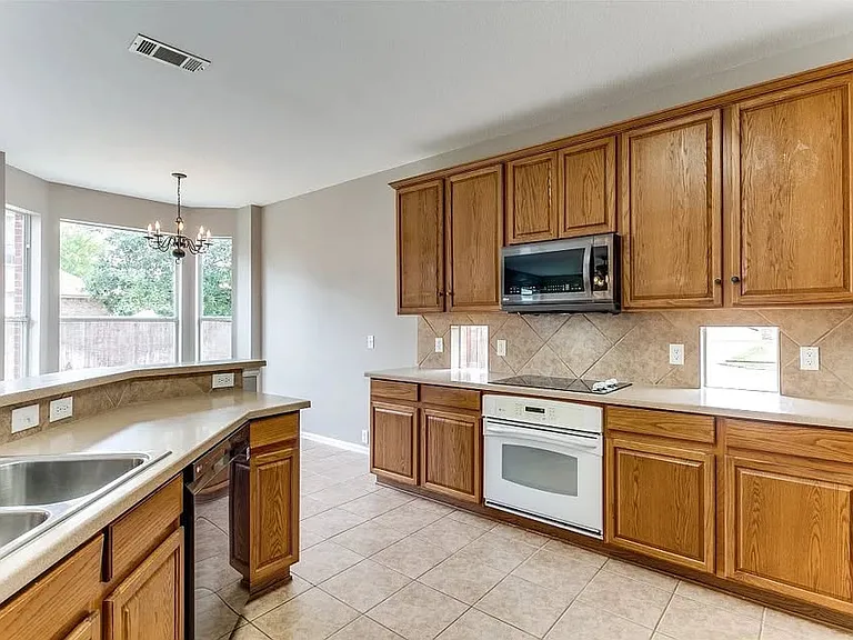 2700 Thorncreek Ln — Photo 48