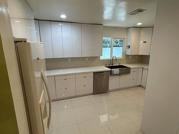 3rd image of 445 N Live Oak Ave #1