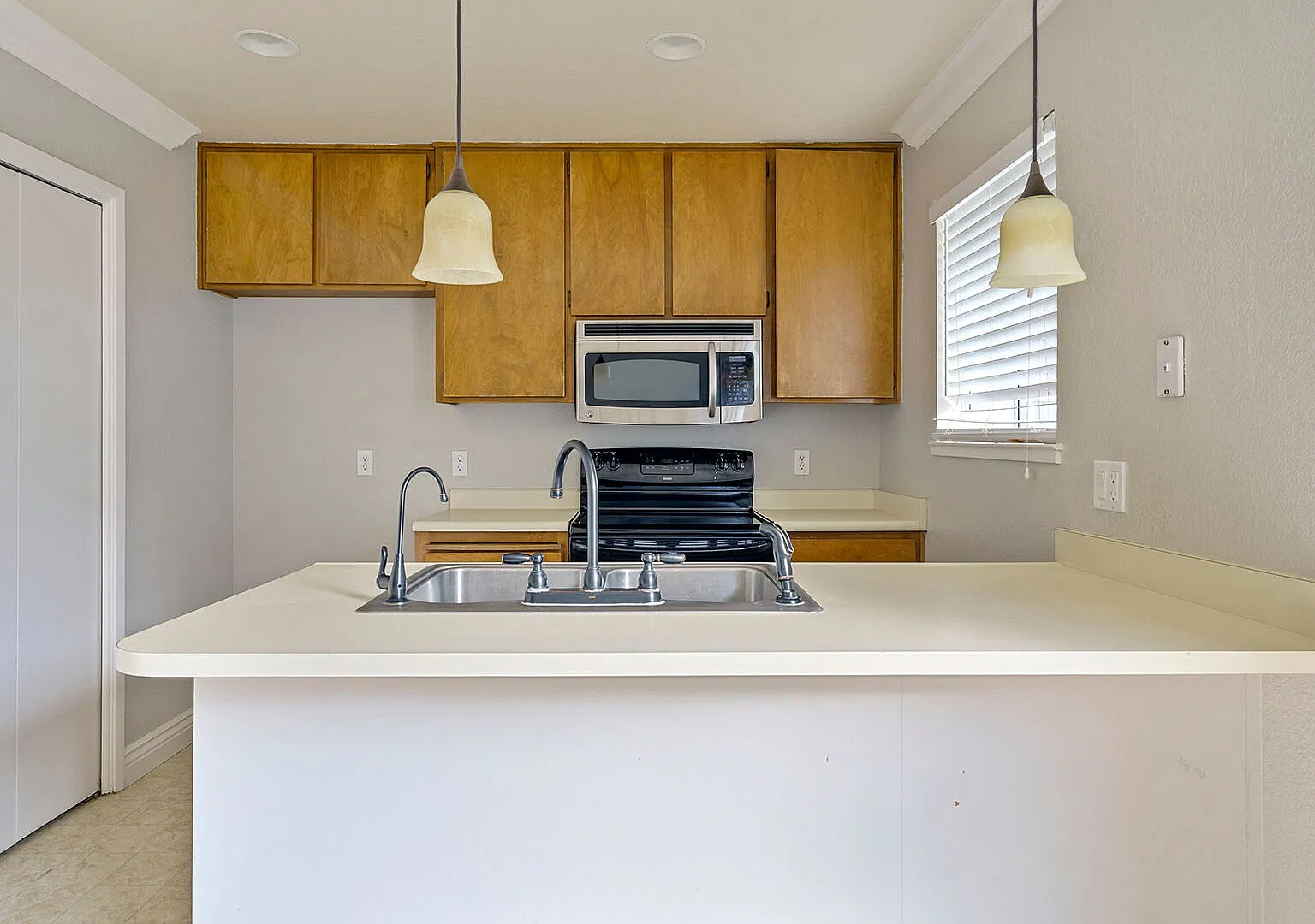 2 bed, 1045 sqft, $1,750 — Photo 3