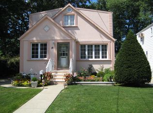 18 Birch Way, Valley Stream, NY 11581