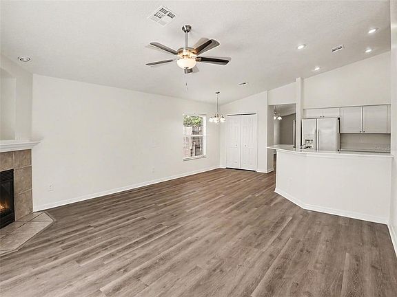 5th image of 447 Lancer Oak Dr