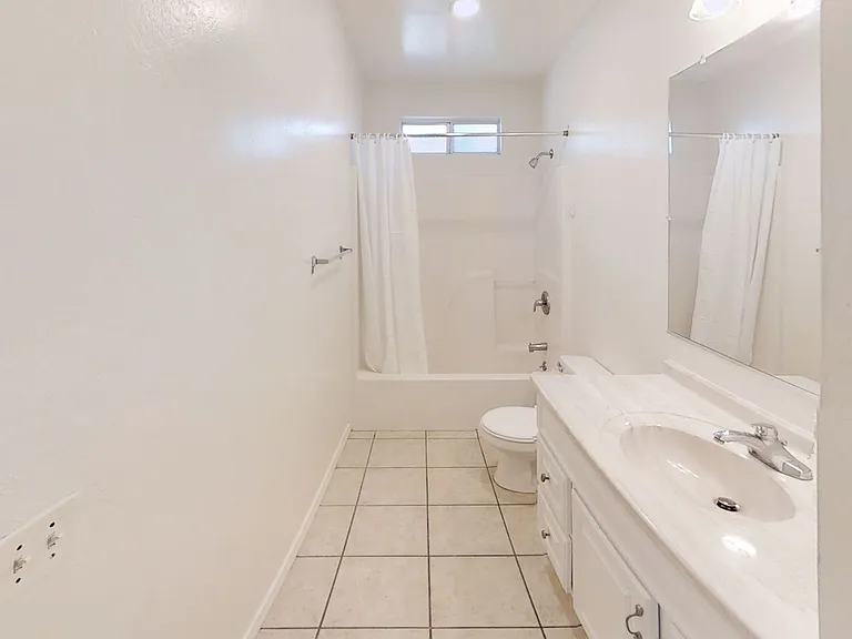 5 Bed / 3 Bath on Rockford Dr (Large Rooms & Backyard) Walk to Campus!! — Photo 10