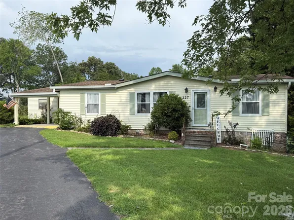 227 Cranbrook Cir, Hendersonville, NC 28792