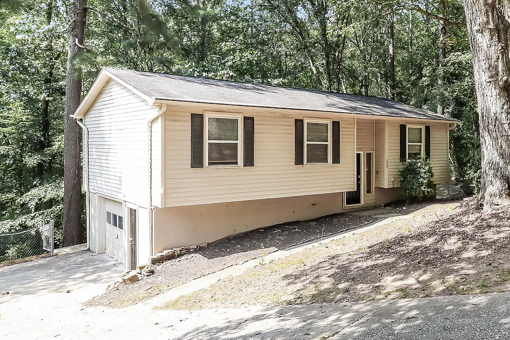 4 bed, 2.0 bath, 2264 sqft, $1,695 — Photo 4
