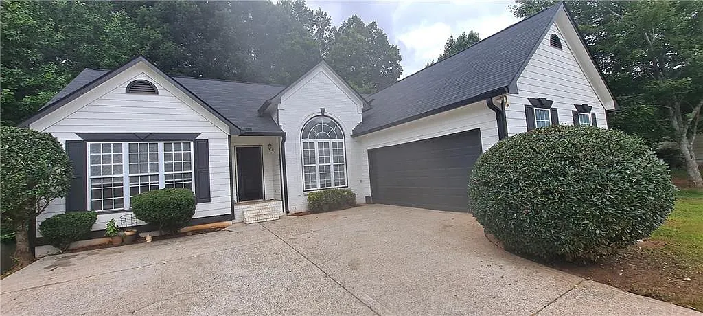 4 bed, 3.0 bath, 3148 sqft, $2,300 — Photo 1