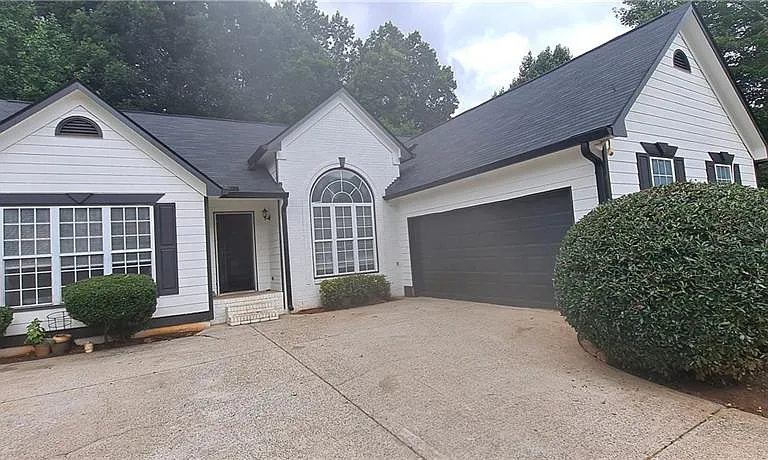 1050 Hillary Ln — Photo 1