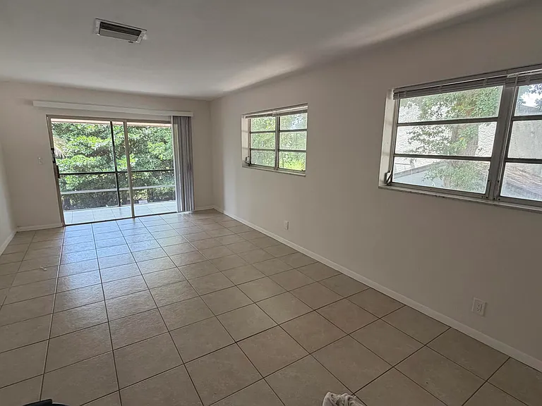 4061 NW 9th Ave #206 — Photo 9