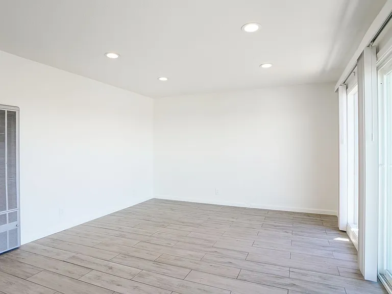 124 Farragut Ave — Photo 9