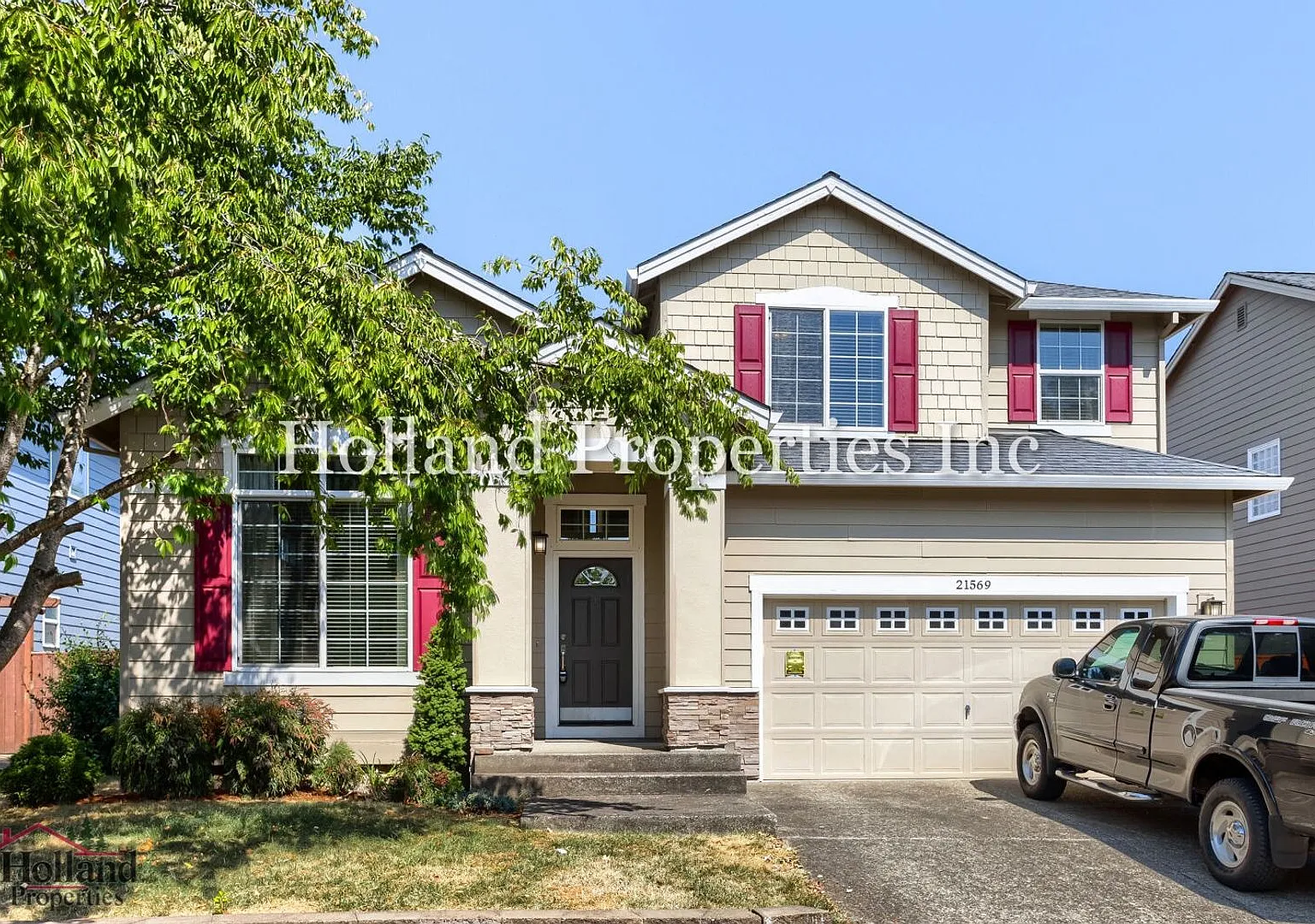 Spacious 4BR Beaverton Home with Gas Fireplace, Fenced Yard & Garage — Photo 1