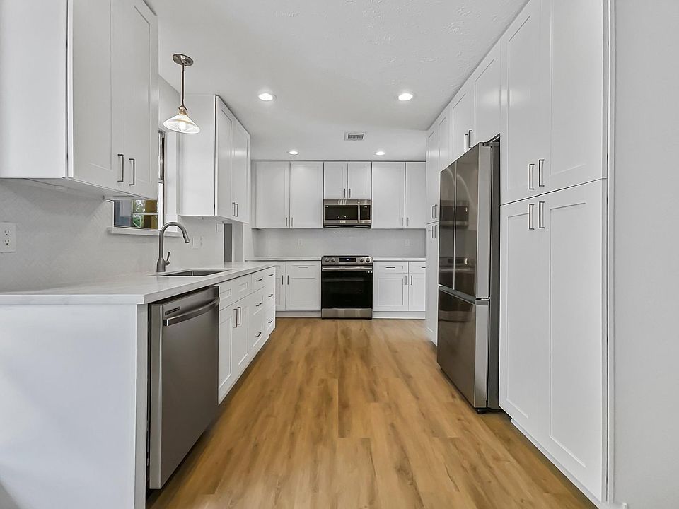 1st image of 22130 Elsinore Dr