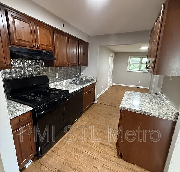 10235 Cabot Dr — Photo 7