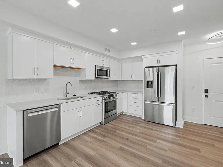 701 N Henry St #206 — Photo 32