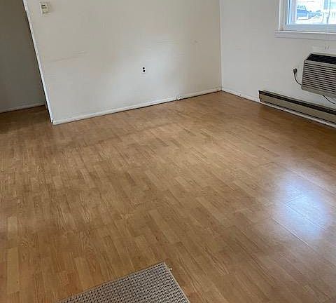 4th image of 2 Hale Ln #C