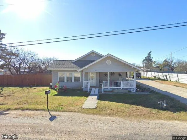 234 Nolan St, Tye, TX 79563
