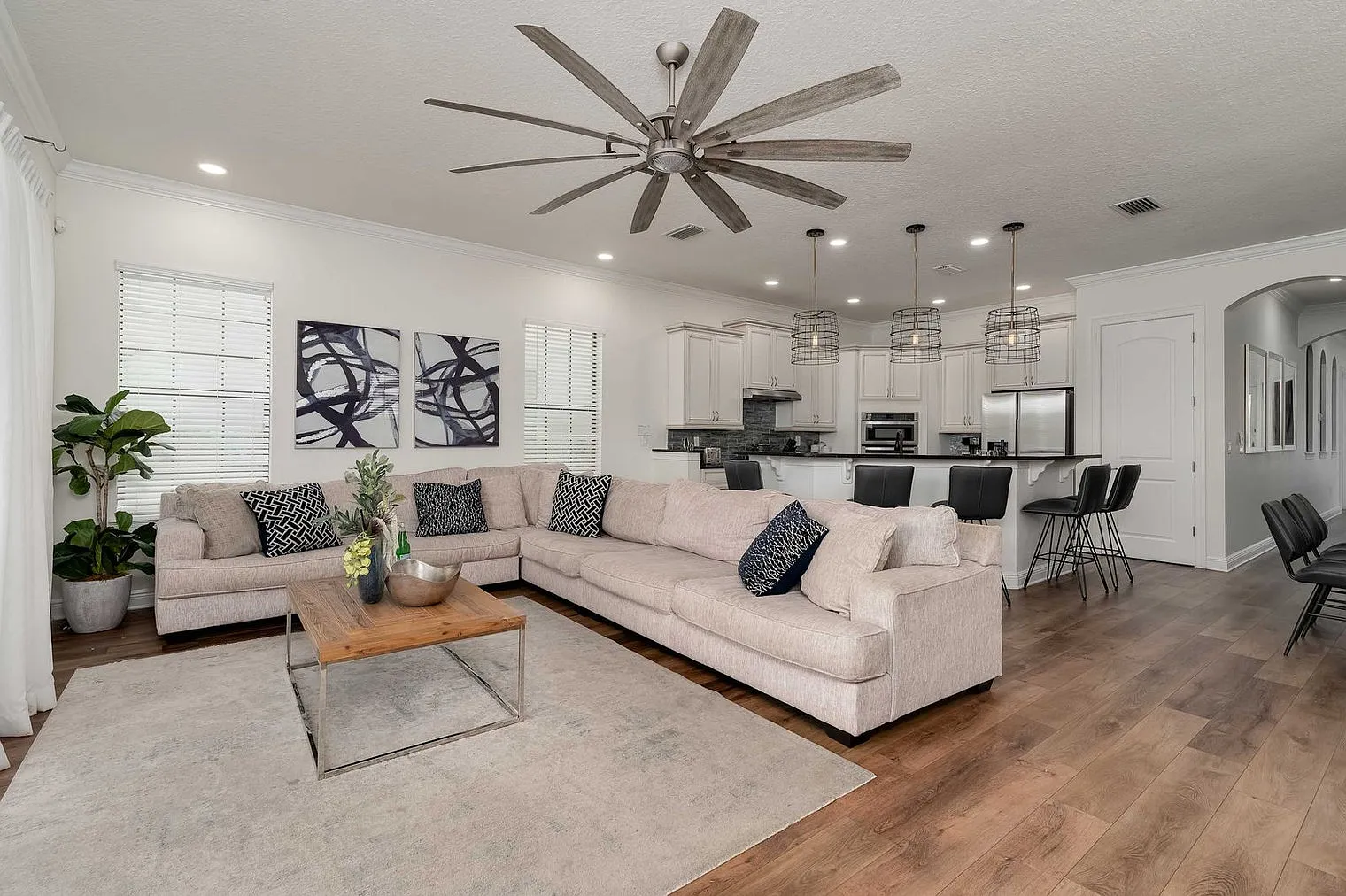 5 bed, 5.0 bath, 3196 sqft, $9,177 — Photo 4