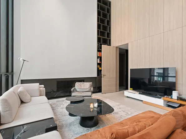 522 West 29th Street image 3 of 20