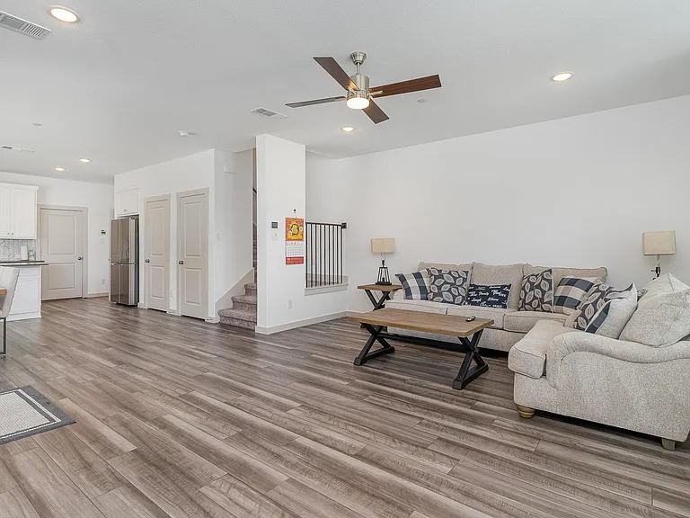 681 Claire Ln — Photo 6