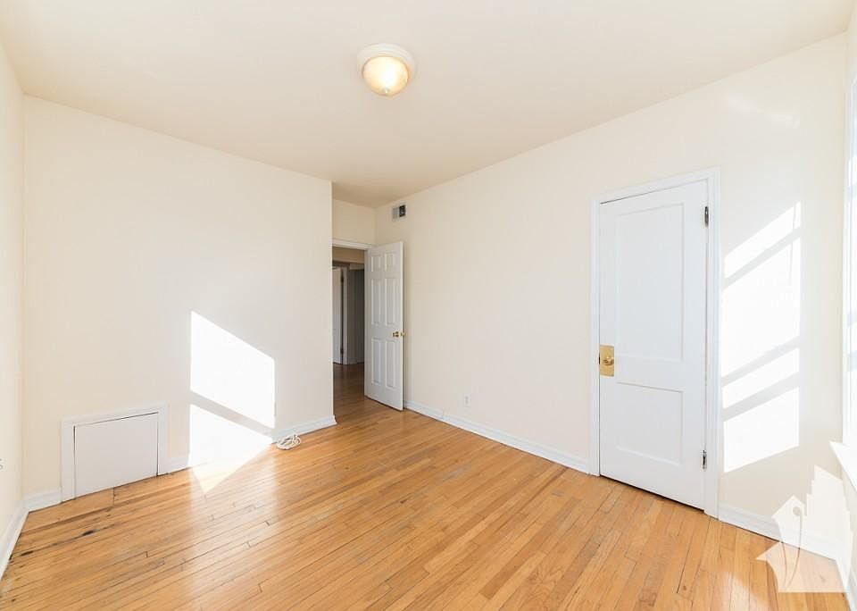 1st image of 3040 N Whipple St #1