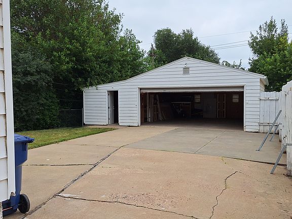 5th image of 1112 N Spring Ave