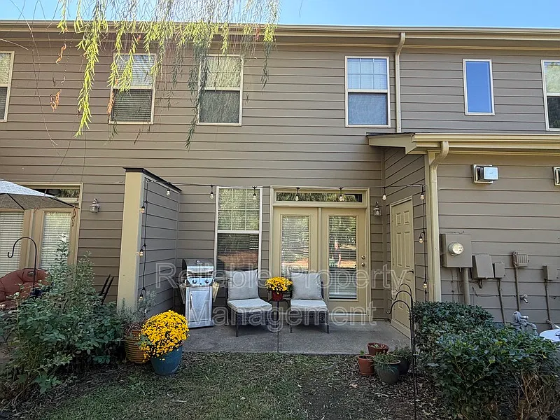 2 bed, 2.5 bath, 1600 sqft, $1,900 — Photo 3