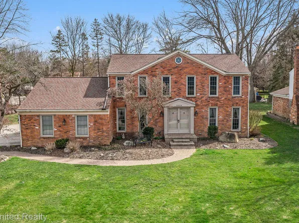 5550 Crispin Way Rd, West Bloomfield, MI 48323