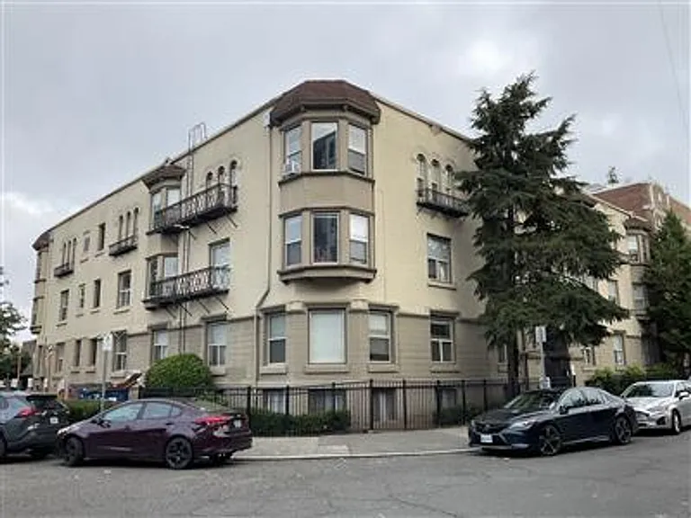 Roycroft Apartments — Photo 16