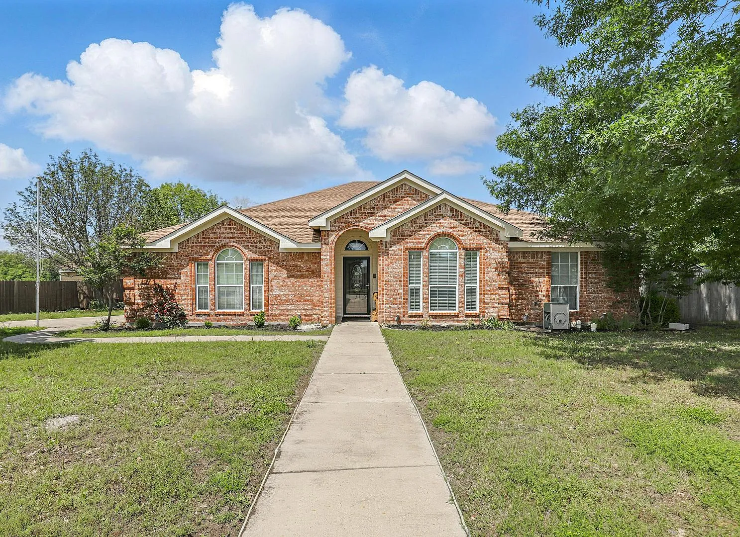 Single-family home in Weatherford,Texas 76085 — Photo 1