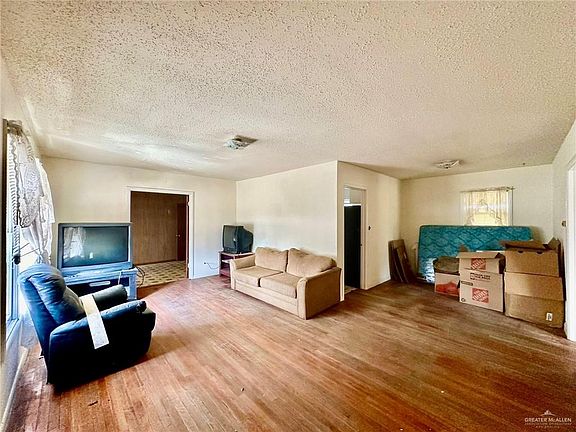 2nd image of 708 Redwood Ave